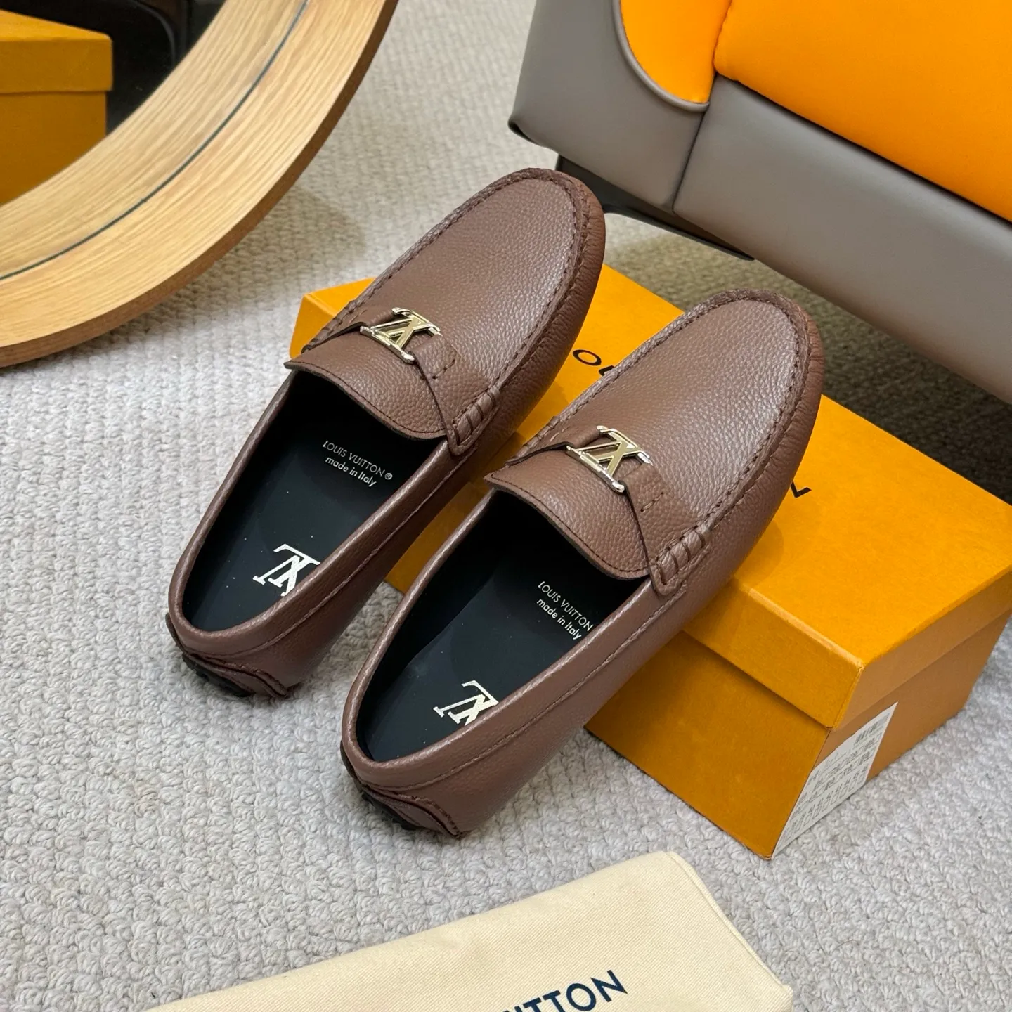 Men's men's shoes 💰420 (Yangli) LV 2⃣️0⃣️2⃣️5️⃣Spring and summer counter GLORIA series models ✈️Original factory special leather production, original last type. A classic driving slip-on casual shoe that shows an elegant style with exquisite craftsmanship details such as Monogram embossing all over the upper🌀Italian imported calfskin fabric Sheepskin foot pads➕Inside～Private mold replica sole Unique style Comfortable driving slip-on Size: 4-12 (38-46) Comes with [Counter packaging: original box, wrapping paper, card, instruction manual, shoehorn, cloth bag] No pressure to enter and leave the counter!